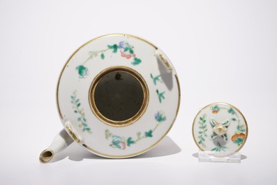 Een Chinese famille rose plaquette, een schotel en een theepot met deksel, 19e eeuw
