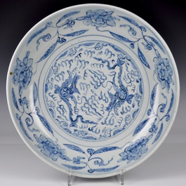 Un plat aux dragons en porcelaine de Chine bleu et blanc, Ming