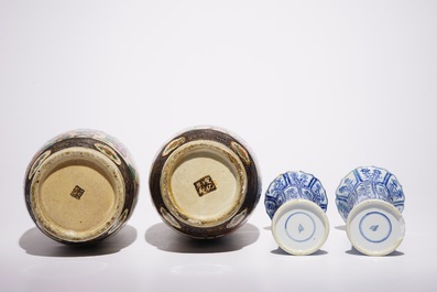 Een paar Chinese blauw-witte vazen, Kangxi, hierbij een paar Nanking famille rose vazen, 19e eeuw