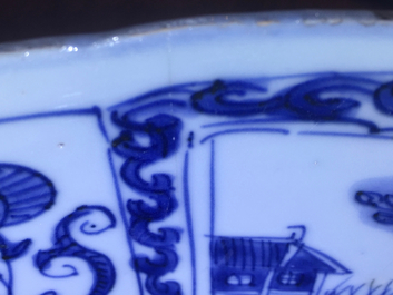 Un grand bol aux paysages en porcelaine de Chine bleu et blanc de type Kraak, Ming, Wanli