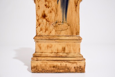 Gustave Pickery (1862-1921), un groupe en poterie flamande, "La dame avec la corbeille&rdquo;