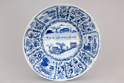 Un grand bol aux paysages en porcelaine de Chine bleu et blanc de type Kraak, Ming, Wanli