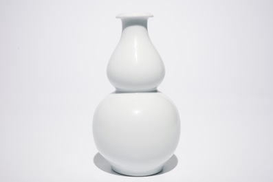 A Chinese famille rose double gourd vase, Hongxian mark, 20th C.
