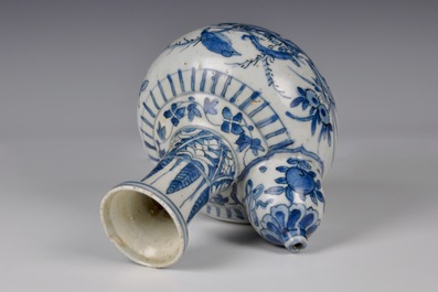 Un kendi en porcelaine de Chine bleu et blanc de type Kraak &agrave; d&eacute;cor d'une salamandre, Ming, Wanli