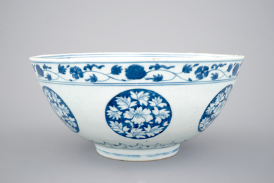 A blue and white Chinese porcelain bowl with horses, Ming, Jiajing/Wanli