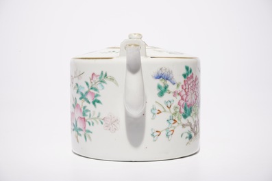 Een Chinese famille rose plaquette, een schotel en een theepot met deksel, 19e eeuw