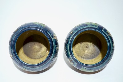 Een paar cache-pots "Oost West Thuis Best", een paar hanglampen en een vuurkorfje in Vlaams aardewerk, 20e eeuw