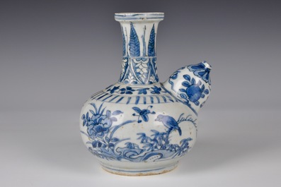Un kendi en porcelaine de Chine bleu et blanc de type Kraak &agrave; d&eacute;cor d'une salamandre, Ming, Wanli