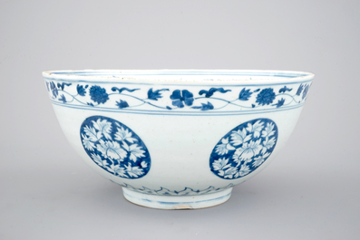 A blue and white Chinese porcelain bowl with horses, Ming, Jiajing/Wanli