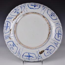 Un plat aux oiseaux en porcelaine de Chine bleu et blanc de type Kraak, Ming, Wanli