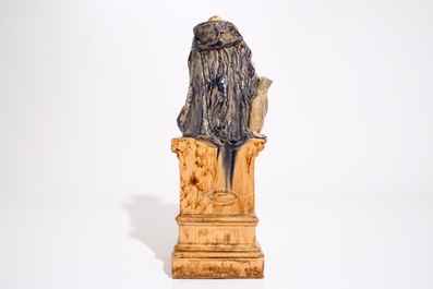 Gustave Pickery (1862-1921), un groupe en poterie flamande, "La dame avec la corbeille&rdquo;