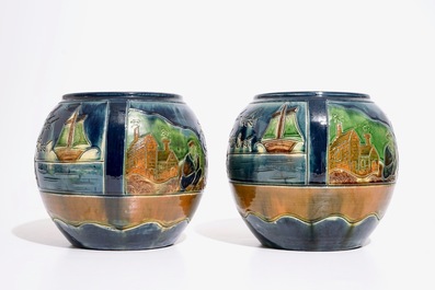 Een paar cache-pots "Oost West Thuis Best", een paar hanglampen en een vuurkorfje in Vlaams aardewerk, 20e eeuw