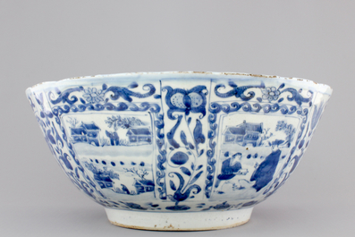 Un grand bol aux paysages en porcelaine de Chine bleu et blanc de type Kraak, Ming, Wanli