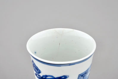 Een gevarieerd lot Chinees blauw-wit en famille rose porselein, Wanli, Kangxi en later