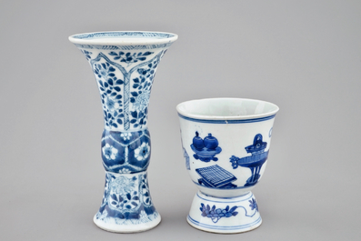 Een gevarieerd lot Chinees blauw-wit en famille rose porselein, Wanli, Kangxi en later