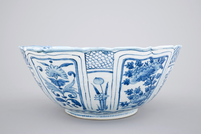 Un grand bol en porcelaine de Chine bleu et blanc de type Kraak, Dynastie Ming, Wanli