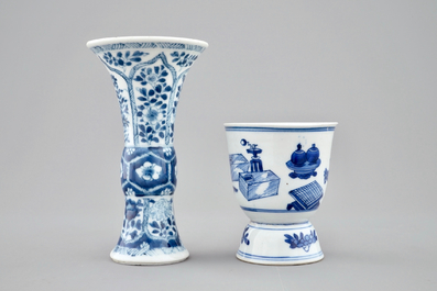 Een gevarieerd lot Chinees blauw-wit en famille rose porselein, Wanli, Kangxi en later