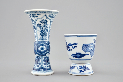 Een gevarieerd lot Chinees blauw-wit en famille rose porselein, Wanli, Kangxi en later