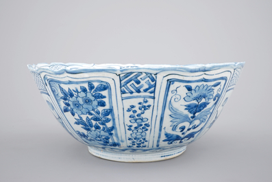 Un grand bol en porcelaine de Chine bleu et blanc de type Kraak, Dynastie Ming, Wanli