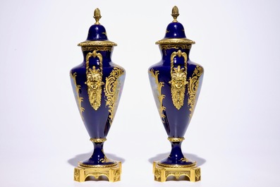 Une paire de vases couverts en porcelaine de style S&egrave;vres mont&eacute;s en bronze ormolu, 20&egrave;me