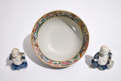 Twee Chinese blauw-witte biscuit geglazuurde figuren van jongens en een Canton famille rose kom, 19e eeuw