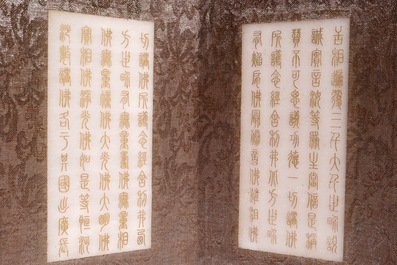 Un livre en bois compos&eacute; de plaques de jade blanc grav&eacute;es aux textes et sceaux, Chine, 20&egrave;me