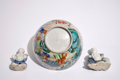 Twee Chinese blauw-witte biscuit geglazuurde figuren van jongens en een Canton famille rose kom, 19e eeuw