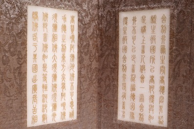 Un livre en bois compos&eacute; de plaques de jade blanc grav&eacute;es aux textes et sceaux, Chine, 20&egrave;me