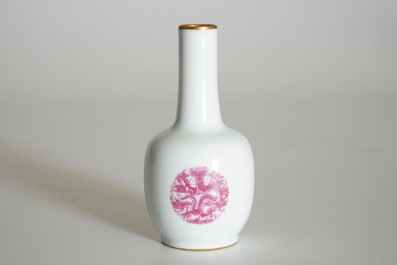 Un petit vase en porcelaine de Chine aux m&eacute;daillons de dragons, marque Daoguang, 20&egrave;me