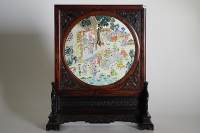 Un &eacute;cran de table en bois zitan et huanghuali avec une plaque famille  rose, Chine, d&eacute;but du 19&egrave;me