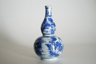 Een Chinese blauw-witte kalebasvaas met geleerden, Transitie periode, Chongzhen