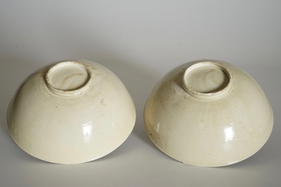 Une paire de bols monochromes emaill&eacute;s en couleur cr&egrave;me, Chine, Song du Nord ou Jin