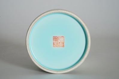 Een Chinese penseelpot met turkooise fondkleur, Qianlong merk, 20e eeuw