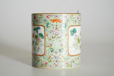Een Chinese penseelpot met turkooise fondkleur, Qianlong merk, 20e eeuw