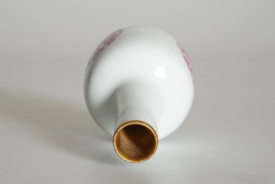 Un petit vase en porcelaine de Chine aux m&eacute;daillons de dragons, marque Daoguang, 20&egrave;me