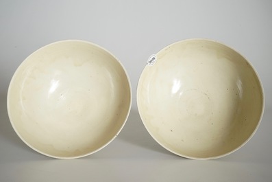 Une paire de bols monochromes emaill&eacute;s en couleur cr&egrave;me, Chine, Song du Nord ou Jin