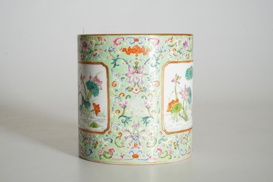 Een Chinese penseelpot met turkooise fondkleur, Qianlong merk, 20e eeuw