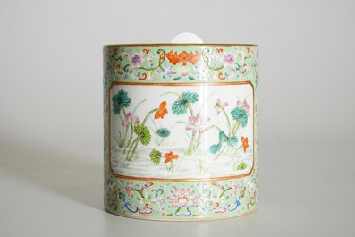 Een Chinese penseelpot met turkooise fondkleur, Qianlong merk, 20e eeuw