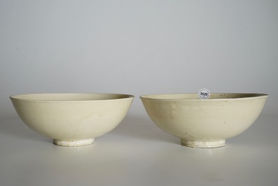 Une paire de bols monochromes emaill&eacute;s en couleur cr&egrave;me, Chine, Song du Nord ou Jin