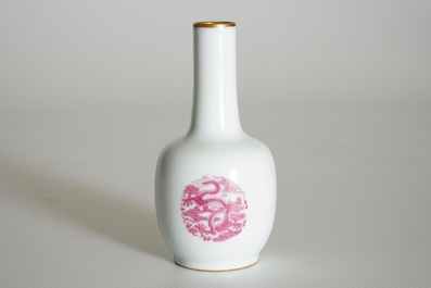Un petit vase en porcelaine de Chine aux m&eacute;daillons de dragons, marque Daoguang, 20&egrave;me