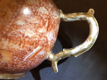 Une th&eacute;i&egrave;re sur son support en porcelaine de Chine d'exportation &agrave; d&eacute;cor romantique, Qianlong