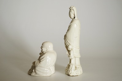 Un mod&egrave;le d'une Guanyin avec enfant et un Bouddha en blanc de Chine de Dehua, 18/19&egrave;me