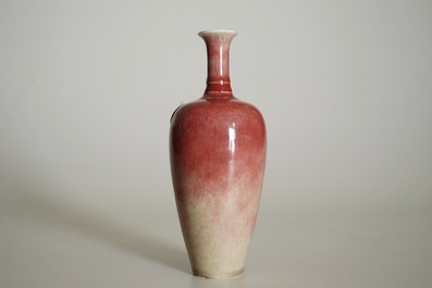 Un vase en porcelaine de Chine monochrome rouge de cuivre, marque de Kangxi, 19/20&egrave;me