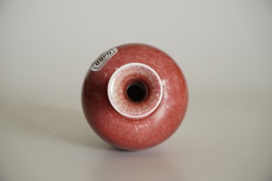 Un vase en porcelaine de Chine monochrome rouge de cuivre, marque de Kangxi, 19/20&egrave;me