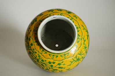 Un vase en porcelaine de Chine &agrave; d&eacute;cor en vert sur fond jaune, marque de Wanli, 19/20&egrave;me