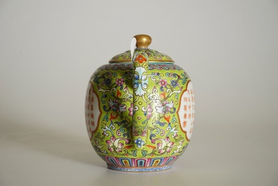 A Chinese famlile rose teapot with calligraphy design, Jiaqing mark, 19/20th C.