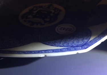Een Chinees blauw-wit octagonaal bord met het wapen van "de Haze", Yongzheng/Qianlong