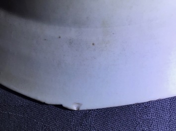 Une paire d'assiettes en porcelaine de Chine &agrave; d&eacute;cor "pseudo feuille de tabac", Qianlong