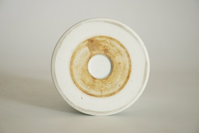 A Chinese famille verte brushpot in Kangxi style, 19/20th C.