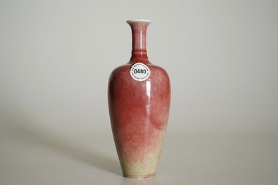 Un vase en porcelaine de Chine monochrome rouge de cuivre, marque de Kangxi, 19/20&egrave;me